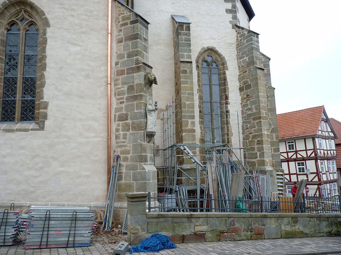 Abbau des Gerüstes an der Südseite (Foto: Karl-Franz Thiede)